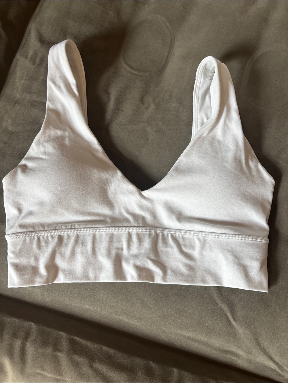 White V-Neck Seamless Sports Bra